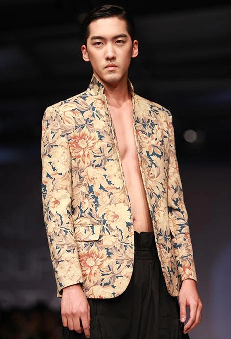 廖彦龙三七分发型复古风十足,灰色大衣散发高冷雅痞魅力