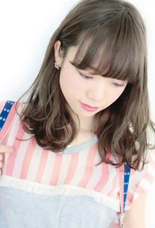 天生自然卷适合什么发型 还你青春时尚卷烫发打造