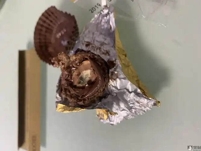 费列罗巧克力保质期内出现里面发霉的情况