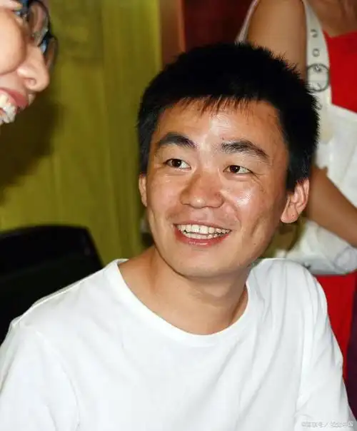 23有八卦媒体在地库拍到王宝强与女友手牵手逛街,二人穿着低调,女友