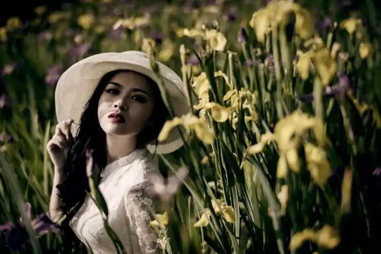 古铜色调下的浪漫女子