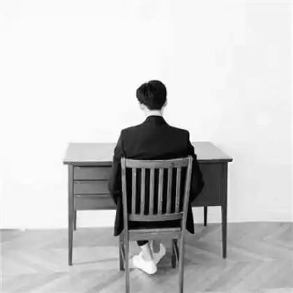 黑白帅气头像男生背影图片