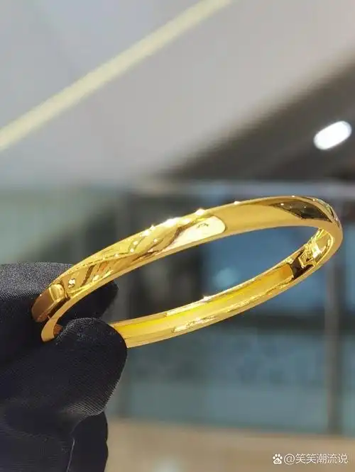 周大福光面实心贵妃黄金手镯 这款贵妃镯对手骨宽但是手腕比较细的