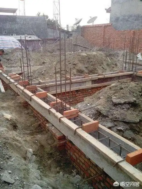 圈梁钢筋,这时墙体也就相当于圈梁的底模,在此基础上浇筑圈梁混凝土