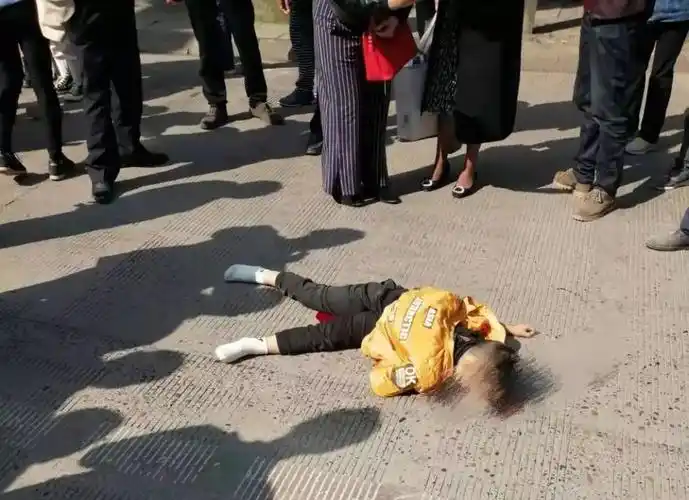 痛心!南充一公交车撞死一名7岁男童,司机已被控制