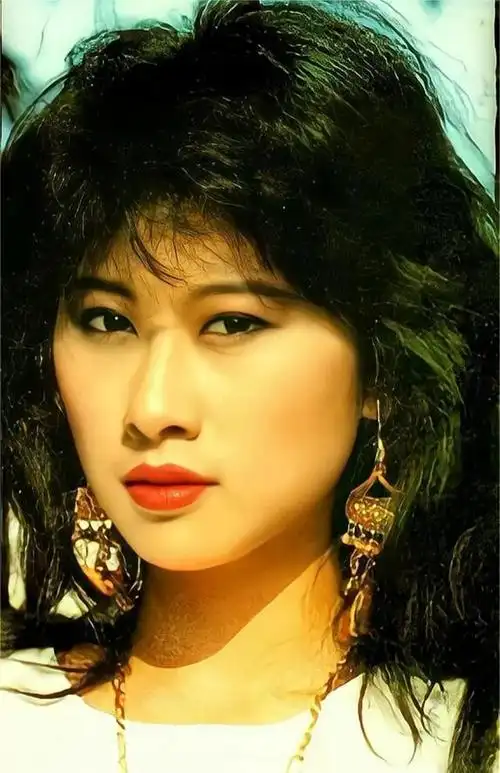 叶倩文嫁大14岁的林子祥,婚内成功上位,婚后分居无儿女图什么