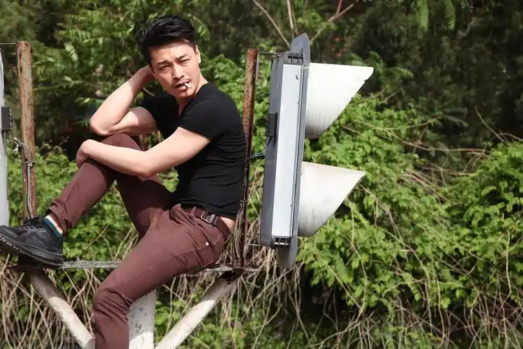 硬朗帅气男人味爆棚的陈韦然眼神犀利而坚定man