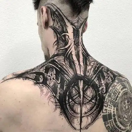 男性后脖颈的9款创意纹身作品3