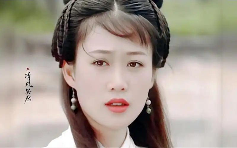 蝴蝶美人梁小冰,鼻梁不高却别有一番古典美