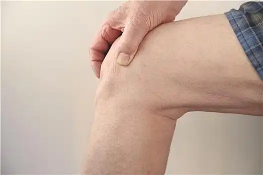 疼痛,膝下落,运动员男人,照顾,受伤,男孩理疗师,伸展,女人,腿理疗师