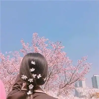 最新版2020女生小清新背影花海头像我能给你一场不分手的恋爱