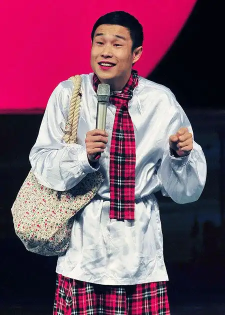 小沈阳演员3与老婆痛哭8分钟诉苦爆红后因耍大牌被赵本山猛踹他是活该