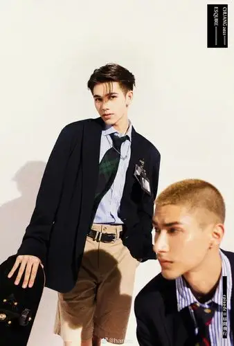 组图:创造营2021学员庆怜米卡拍摄大片 穿校服青春洋