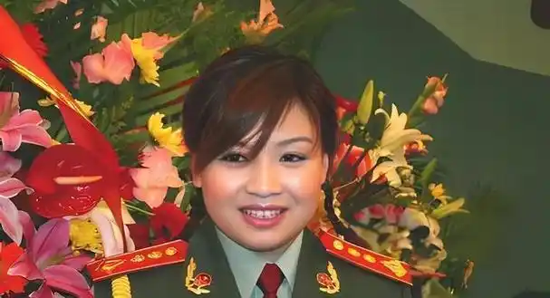 李琼在湖北的各个武警支队到处跑,用她真诚和善良的歌声打动了很多人.