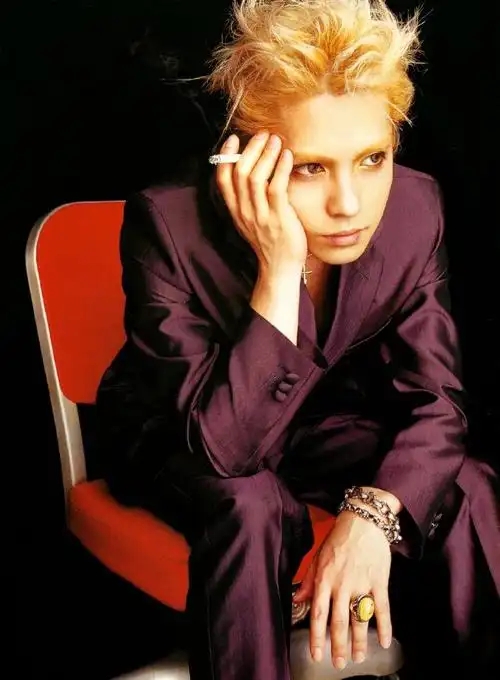 hyde,本名"宝井秀人",1969年1月29日出生于日本和歌山县和歌山市