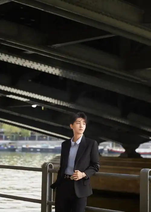 巴黎时装周##王俊凯 巴黎时装周##王俊凯黑色摩登西装