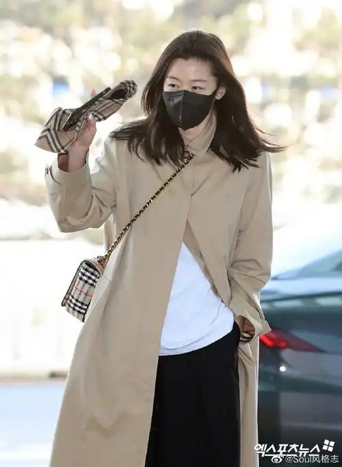 全智贤机场风衣穿搭