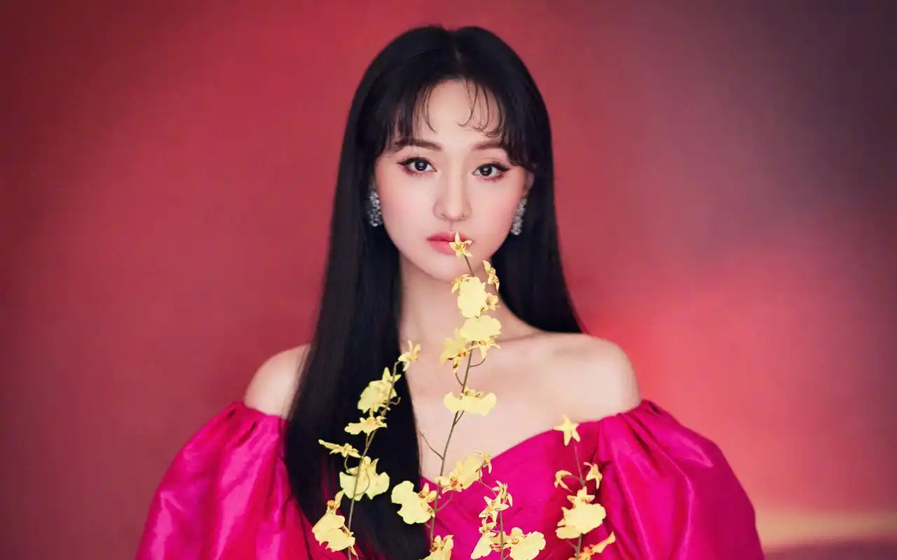 郑爽优雅玫红色露肩短裙桌面壁纸