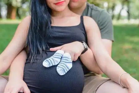 怀孕的男性图片