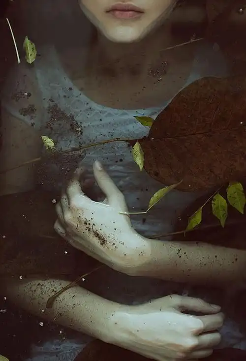 寻一张意境图好像是一个女的闭着眼睛朦胧在水里吧,欧美的,不张扬