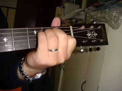 首先我们来讲一下左手,左手的要领是手腕要前送,手指要立起,感觉手指