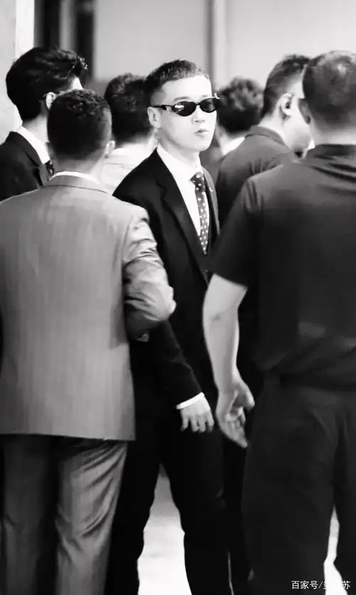 超酷的西装杨九郎