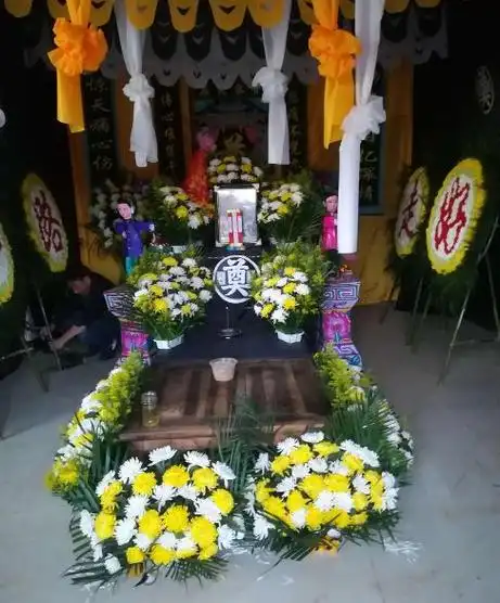男子潜入原单位给前上司设灵堂摆花圈撒纸钱白活齐全细节曝光
