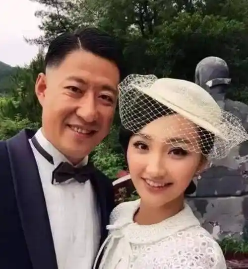 回顾曾做过夫妻的演员卢惠光前妻眼熟郑晓宁二婚幸福喜获爱子