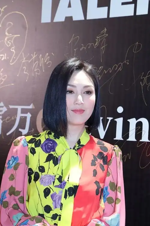 杨千嬅"时尚实力"真挺强,穿多色印花裙也不显花哨,优雅靓丽