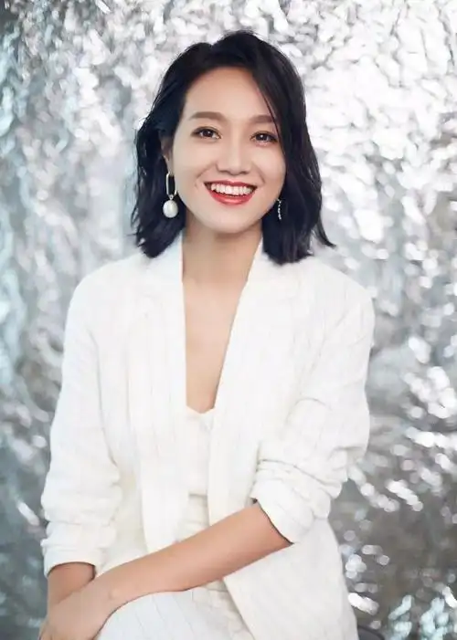 主持人朱丹太会穿穿西装秀170cm身材扎半丸子头美得不像38岁