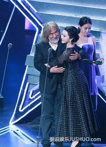 范冰冰张纪中很友好脸贴脸显亲密