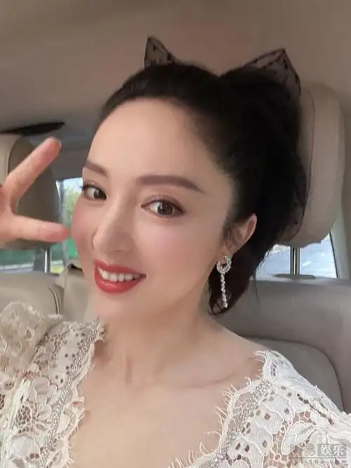 马蓉穿牛仔长褂背大牌包挥手互动笑眼弯弯