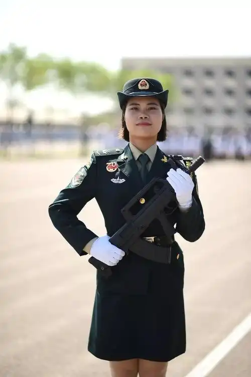 海军浪花白,空军天空蓝,火箭军藏青黄,武警橄榄绿,中国女兵身着春秋裙