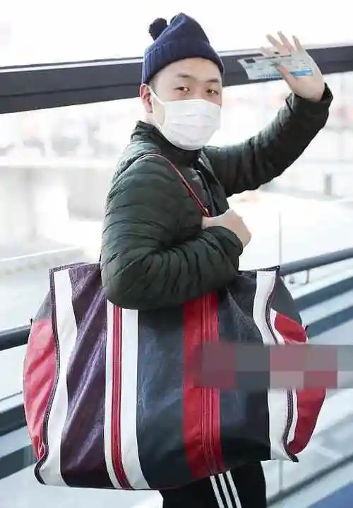 期间杜海涛还摘下口罩透了透气,没化妆的他比江疏影还接地气,打扮的