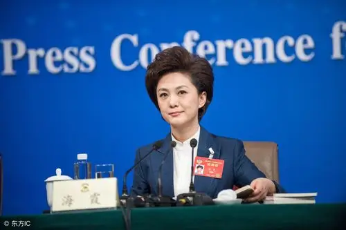 《晚间新闻》,1999年起主持《现在播报》,2007年起因主持《新闻联播