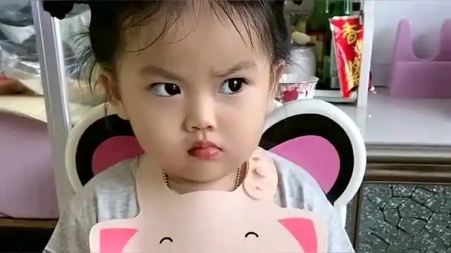 萌娃吃饭生气了,瞬间撅起了小嘴,真是萌出了表情包!