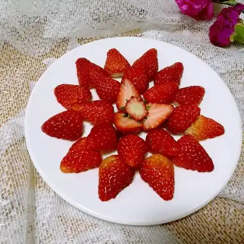 闲来无事摆一盘草莓花,香甜美味
