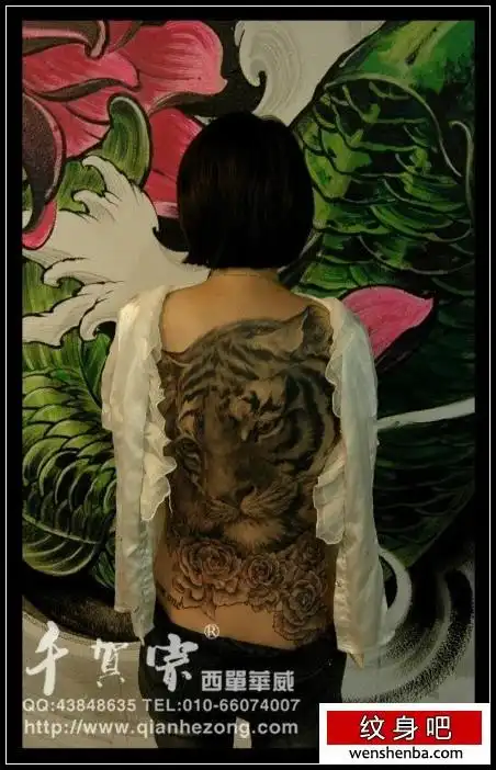 靓女后背时髦帅气的满背虎头纹身图案