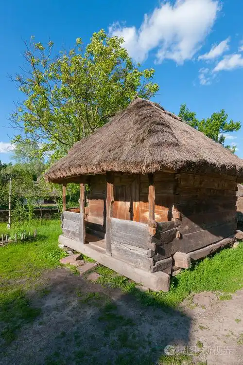 一个古老的木房子, 有一个茅草屋顶与墙壁已腐烂的时间和大门从板