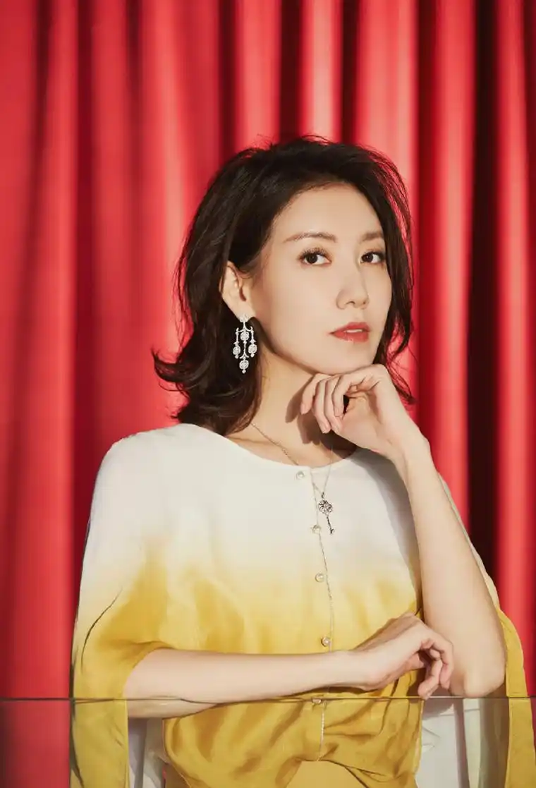 成熟优雅:演员高露