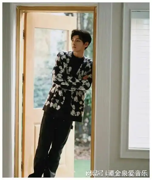 别看翟潇闻很瘦,人家可不瘦,有腹肌有肌肉哦,平时喜欢运动健身,身材