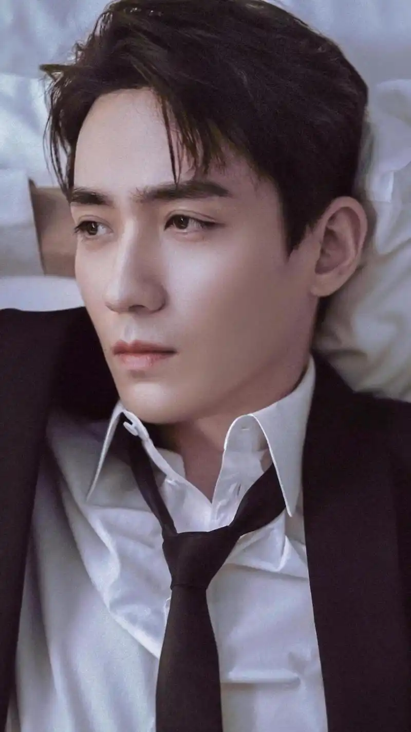 帅气型男朱一龙黑色西装写真,高清图片,手机锁屏桌面-壁纸族