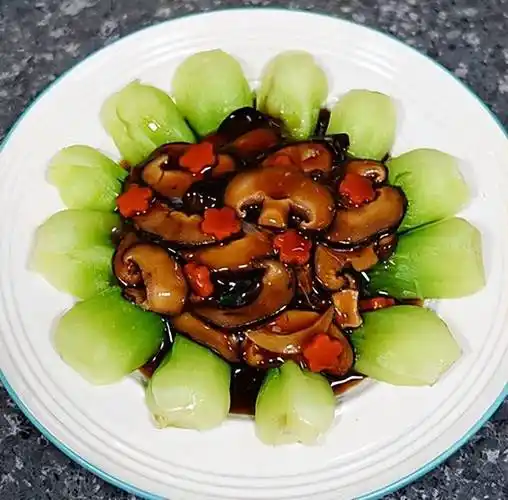 稻颂农业4.加入葱,放锅里煸炒3.香菇切花刀2.摆盘1.