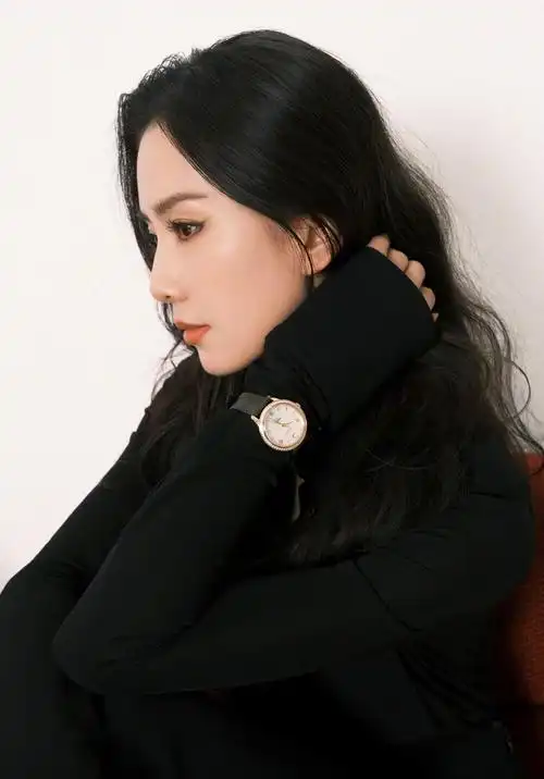 刘诗诗烟熏妆侧颜随拍,全黑穿搭,又美又飒,暗黑玫瑰既视感有了|烟熏妆