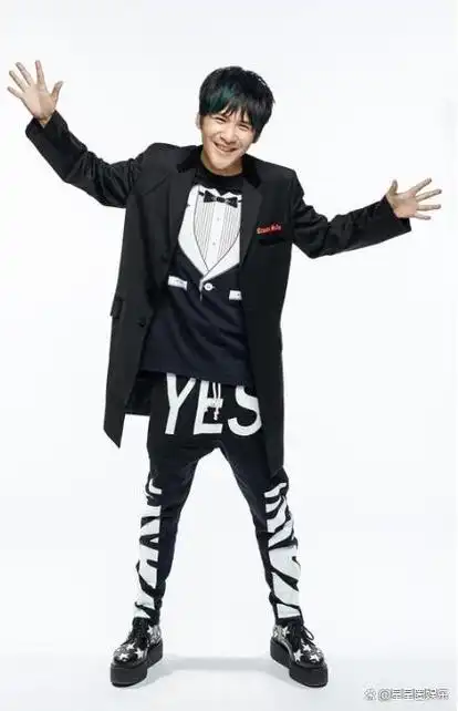 大张伟在英国之旅惹争议老婆疑发福50斤拎行李大张伟只顾耍帅