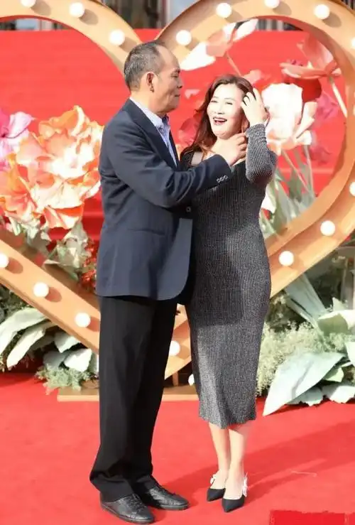 张光北的老婆陈炜,是一个快要奔六十岁的人了,但是在陈炜对自己的年龄