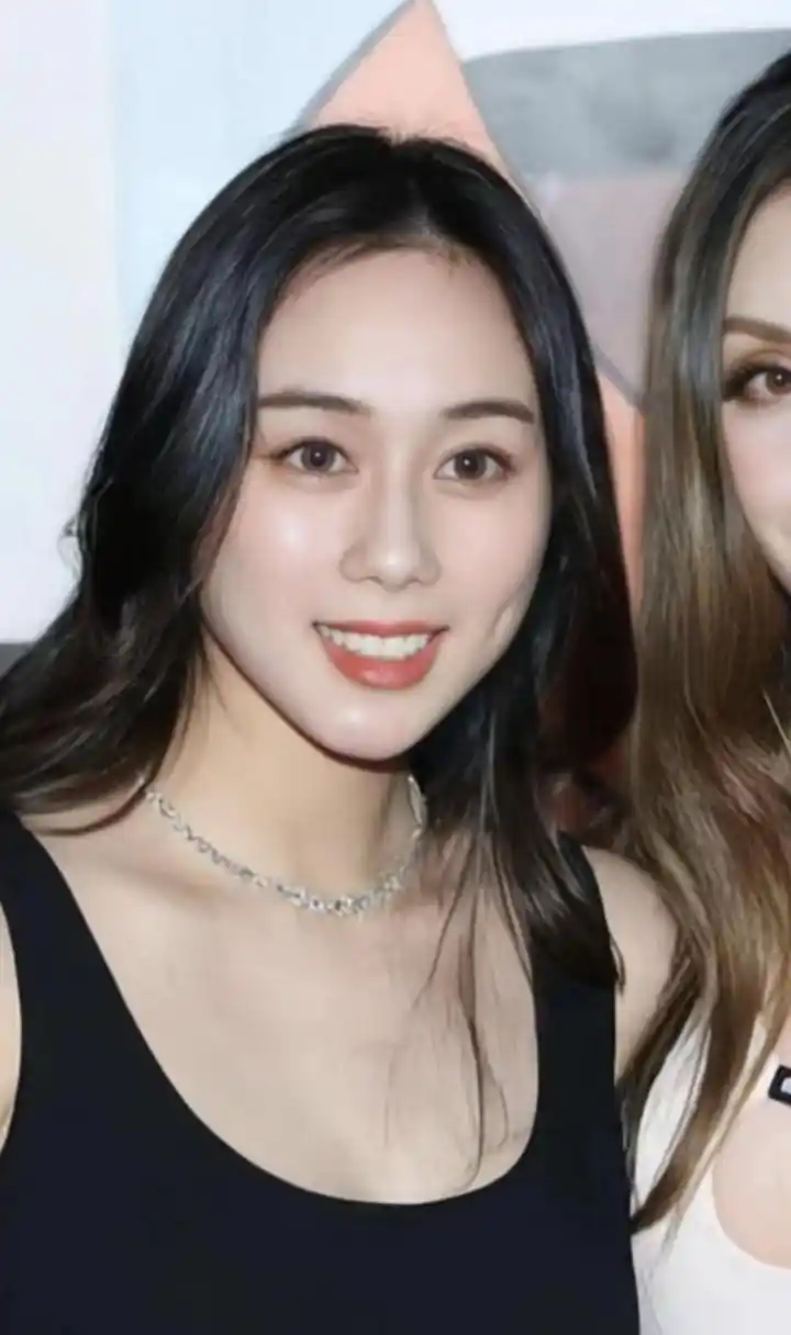 赌王最小的女儿何超欣,身材好颜值高还是清华毕业的学霸,这以后嫁出去