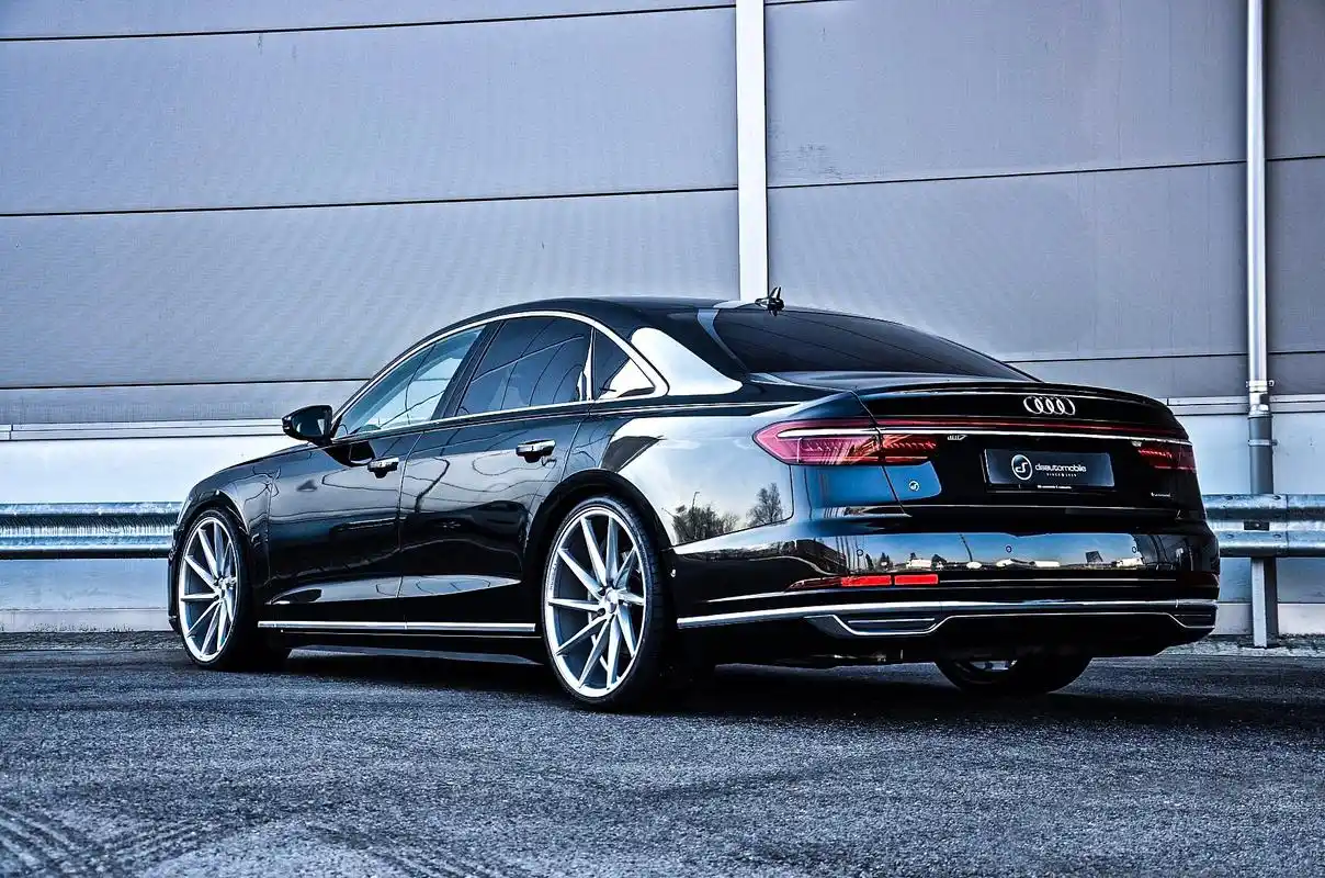 全新奥迪a8有点四门coupe的范儿