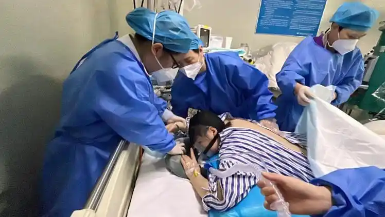 勇担健康使命两江新区人民医院医生休假期间抢救溺水男童