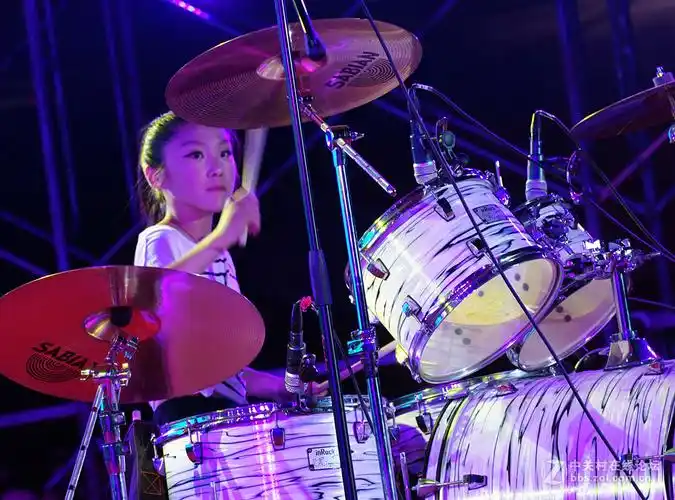 11岁小美女架子鼓敲得真牛气